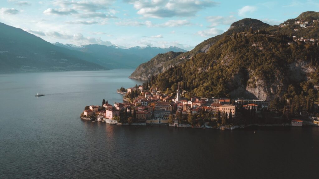 Varenna Dallalto Con Il Drone Al Tramonto 1024x576